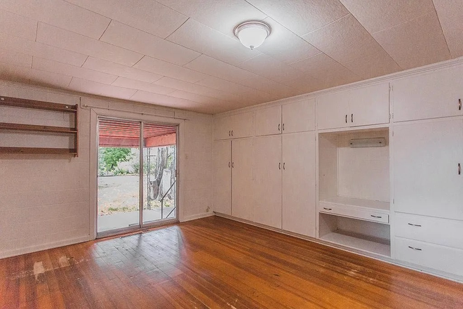 Bedroom 1 - SPRING 2026 SUBLEASE: 1, 2, or 3 bedroom Hill area House