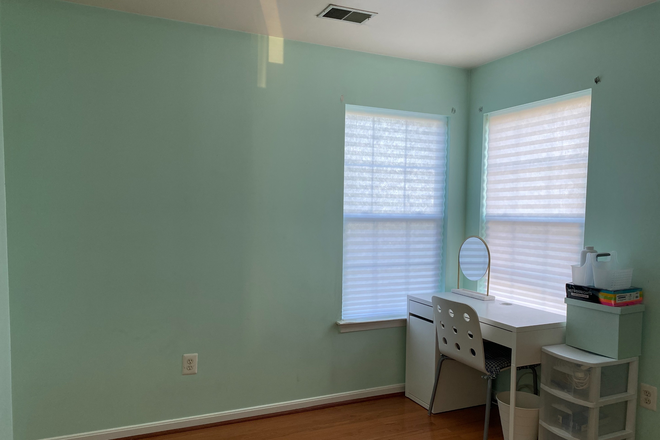 Bedroom 1 - Newly renovated 3 bed/2.5 bath house 10 minutes from campus