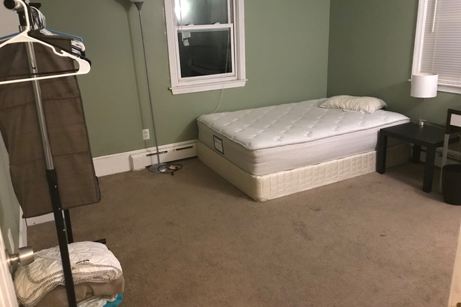 Small bedroom - Student Housing near UmassD main campus