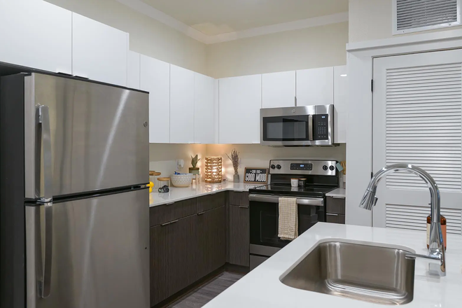 Kitchen - The Retreat East Apartments