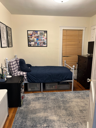 Bedroom - Bedroom Available, 5 minute walk to campus. Duplex