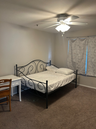 Bedroom - Room and bathroom at Executive Park