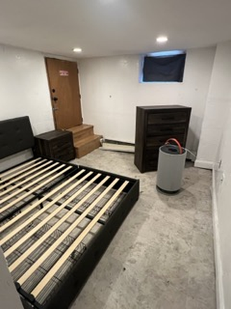 Room available - Premium Location listing Triplex