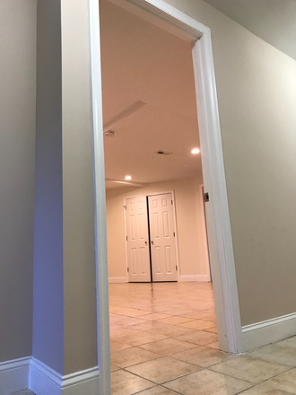 Studio - Basement/Efficiency Studio in Friendship Heights (near AU) House