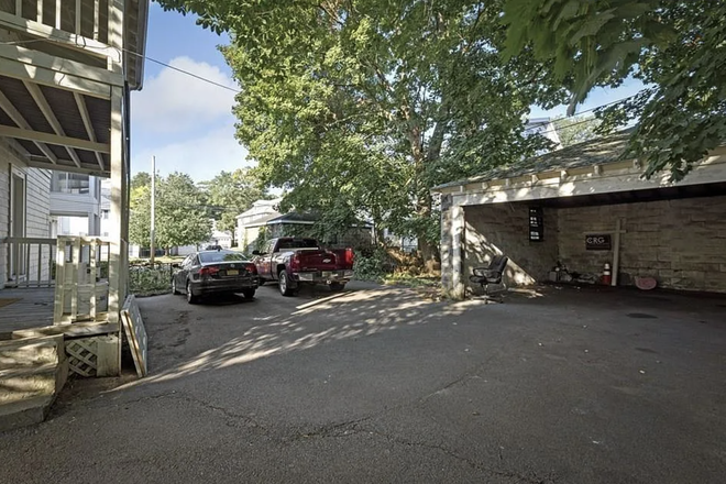 Parking and outside space - TWO FLOOR FOSTER HOUSE CLOSE TO CAMPUS