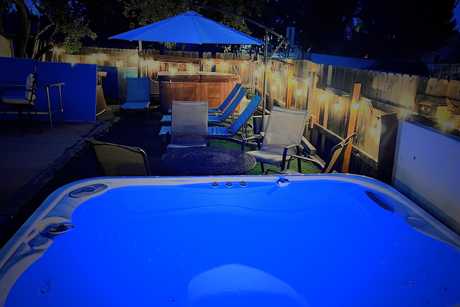  - 6 bedrooms with 4 bathrooms, 2 blocks to campus  hot tub, fire pit, furnished,71 inch tv