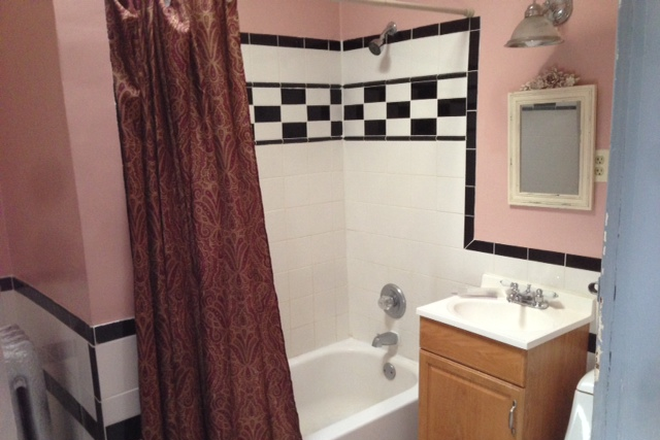 bathroom - Spacious 2 Bedroom Apartment