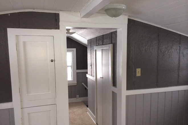 Top floor bedroom suite - Cute and Clean updated 4 bed, 2 bath student house in Mac-Grove, AC, tile, 2-car garage