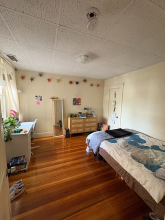 Bedroom available - Apartment with Grad Students