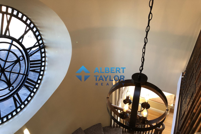 Head of Stairs - 3 Bed Penthouse on Beacon Street!!