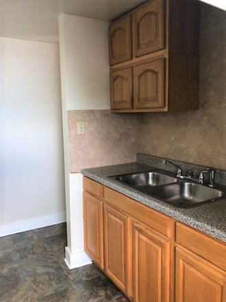 kitchen - Great two bed just off North Main St Providence on bus line or walk to Campus Apartments