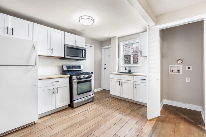 Kitchen - Farmhouse sink - 3Bed1Bath Apartment - Large Bedrooms, Laundry Hookup, Huge Closets/Storage, Parking Included