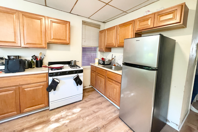 Kitchen - Convenient Mission Hill 3 Bed | Laundry in Building | Eat in Kitchen Apartments