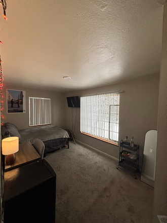 Bedroom (view from door) - House close to campus