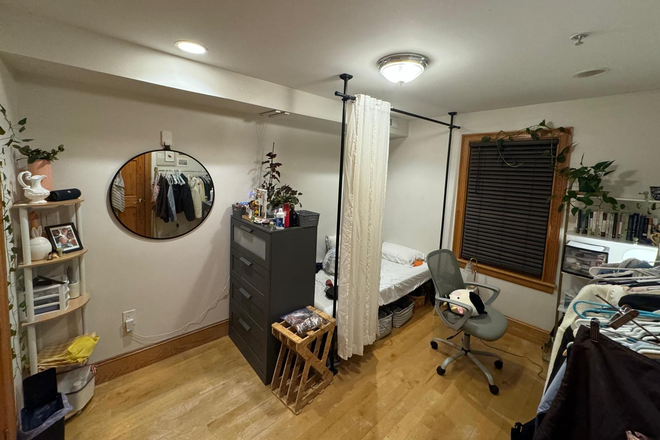 Bedroom - Charming house with balcony near campus