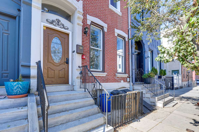 Front of the building - Modern 2BR w/ Bright Layout – Walk to Art Museum, Easy Transit to Temple