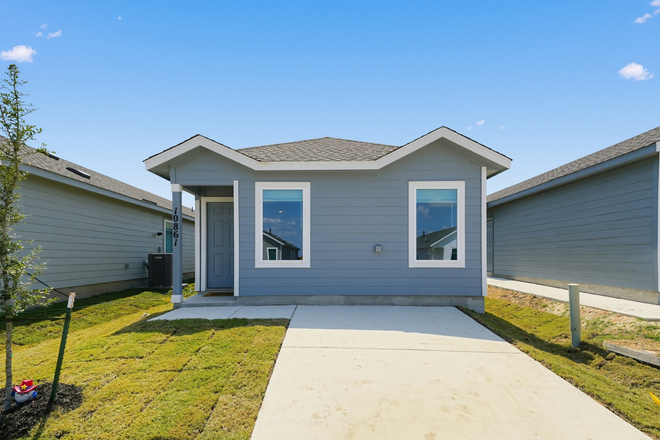 front - Pet Friendly 4BR House  • 15 Min to Texas A&M SA • Private Patio