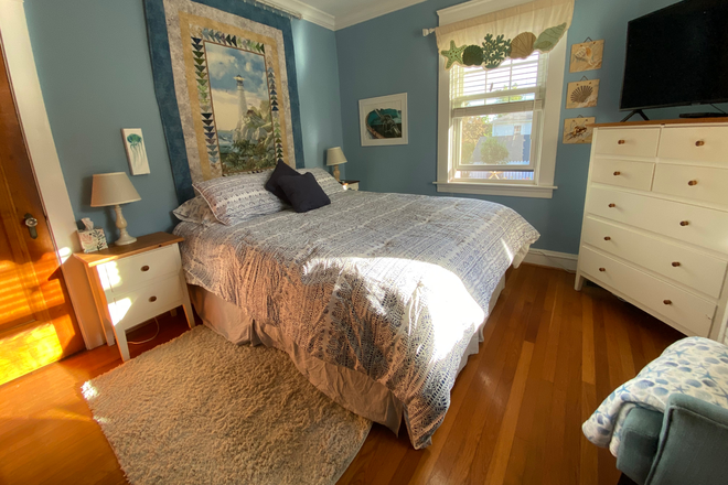 Bedroom - Share Peaceful Home in Historic Pawtuxet Village - 1 bedroom, 1 office, bathroom - #4 bus to Campus