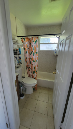 Bathroom - fully furnished room - 5 mins to UMD House