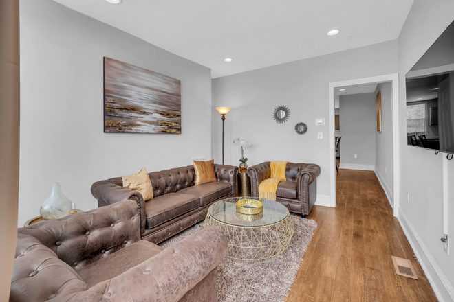 Living room - Close to Johns Hopkins Hospital Townhome