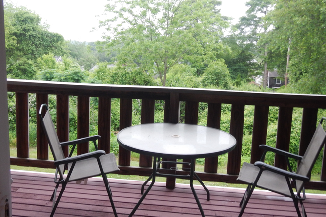 deck - 5 minutes to Bay Campus, 15 Minutes to Main Campus, North End Near Bonnet Shores