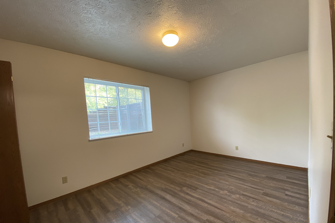 Bedroom - 715 Tippecanoe St Apartments