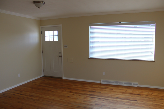 Light-filled Livingroom - City Park Duplex Rental