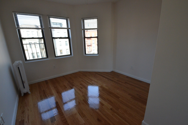 Bedroom - Large 3 Bed Available 9/1/26! *CONTACT NOAH 603-470-8181