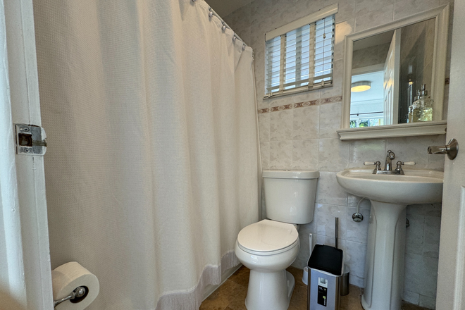 Ensuite bathroom - BRICKELL 1st Floor Private Room/Bath/Patio * 2.6 miles to UM Miller Campus* Townhome