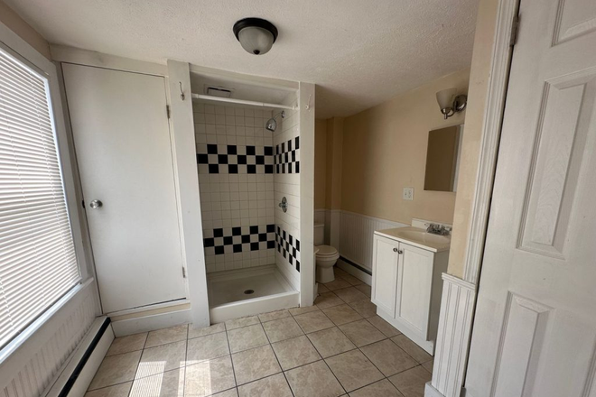 Bathroom - Downtown house close to campus!
