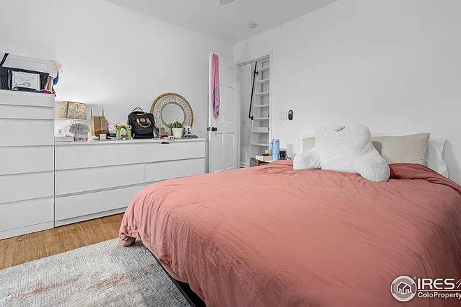 Bedroom - Cozy condo on Pearl and near campus