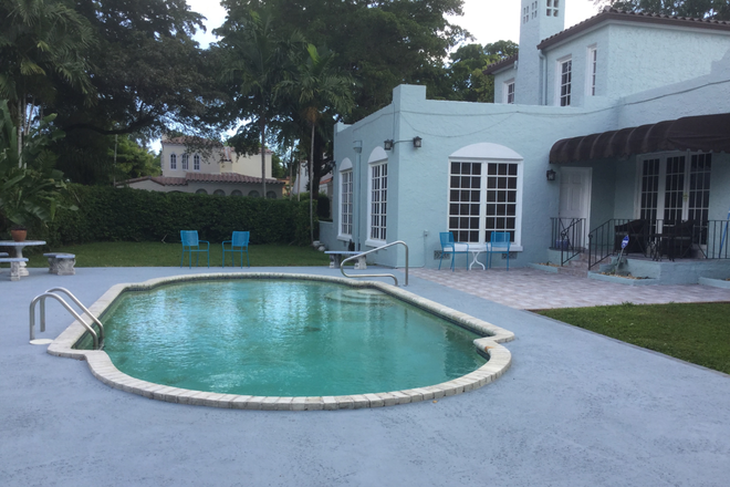 Bring your bathing suit - Magnificent Coral Gables Home , Private Pool & Patio, Plenty of Parking