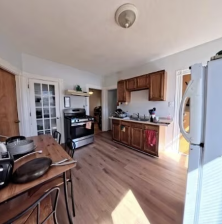 kitchen - *NO BROKERS FEE!* 3 Bed/1 Bath available NOW! Apartments