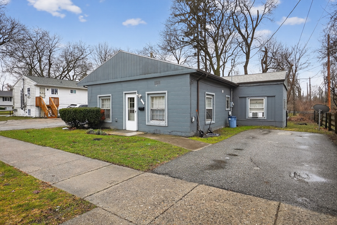Driveway parking - 4 Bedroom House Near Campus