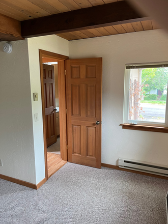 1 st. floor bedroom - 3 bedroom, 2 bath house 9 blocks south of UO campus