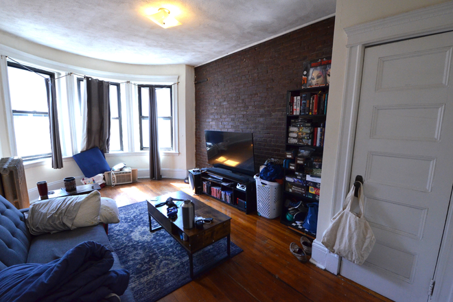 . - Cozy Studio on Westland Ave- Avail 9/1 Apartments