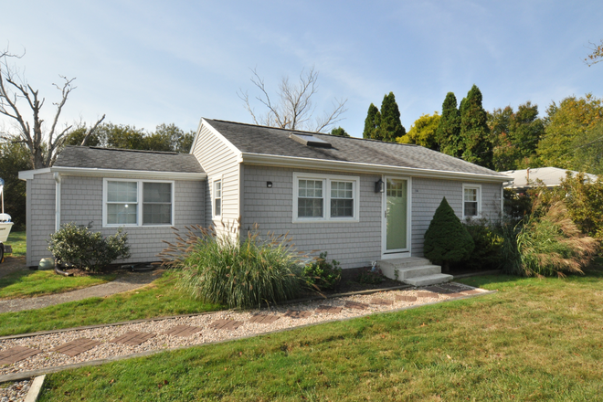 front yard - 3BR, Cleaning Included Academic Rental 84 Palm Beach (Brigg’s Farm) Narragansett, RI 02882 Apartments