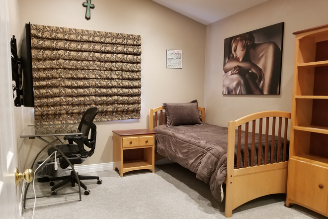 Bedroom B Furnished - Private Bedroom in beautiful Tustin Ranch home 15 minutes from UCI