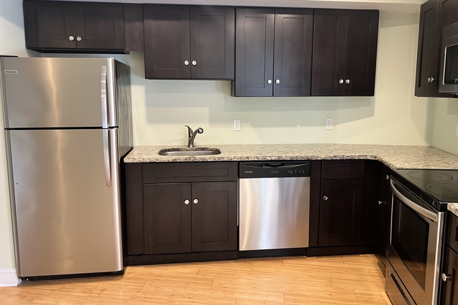 kitchen - Spacious 3 Bed/2.5 bath apt w/PRIVATE backyard, in unit laundry, central air/heat, GREAT LOCATION!