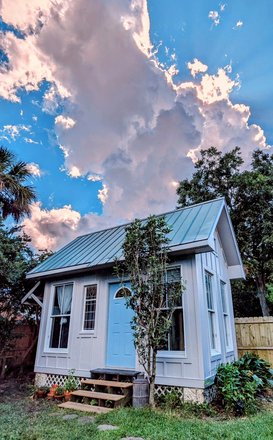 Tiny house in lush garden setting - Adorable, furnished downtown tiny house. Flexible lease. Includes utilities.