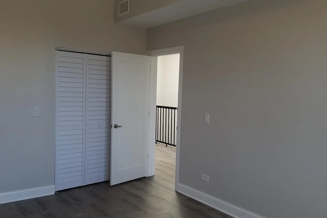 Room - Private Master Bedroom Available in 3 bed 1 bathroom apartment