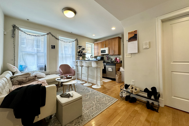 . - ***NO BROKERS FEE!!!**** MASSIVE 4 bedroom 2 bathroom for 9/1/2025 LAUNDRY IN UNIT!! PATIO!