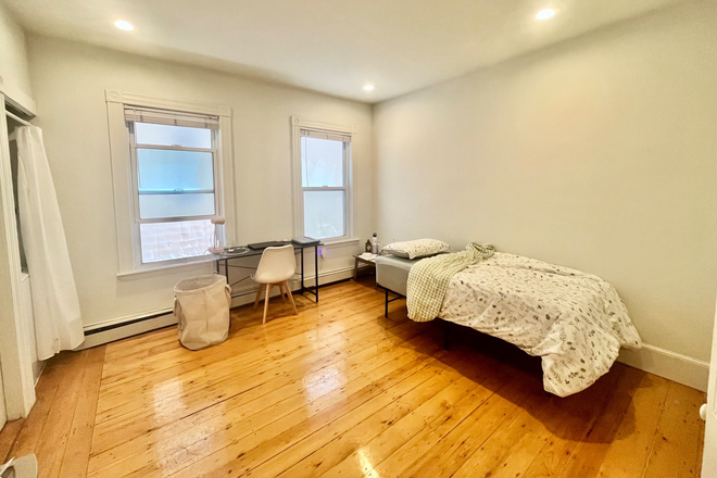 Bedroom with private bathroom - Master bedroom with private bathroom in a 2B2B near Harvard/Central
