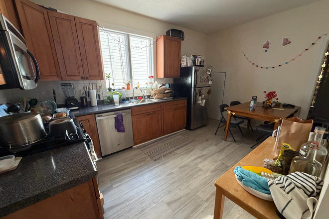 - - **NO BROKERS FEE!!** Renovated 3 Bed / 1 Bath near campus available 9/1/26!!