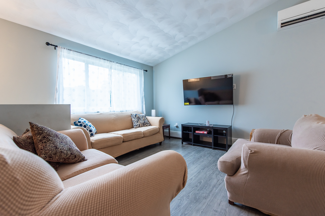 Living Room - 4 Bedroom student Rental! Beautiful 4 bedroom available in Bonnet Shores! House