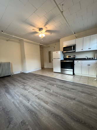Living space - Large & Sunny Recently Renovated Studio Apt - Cleveland Circle ALL UTIL INC
