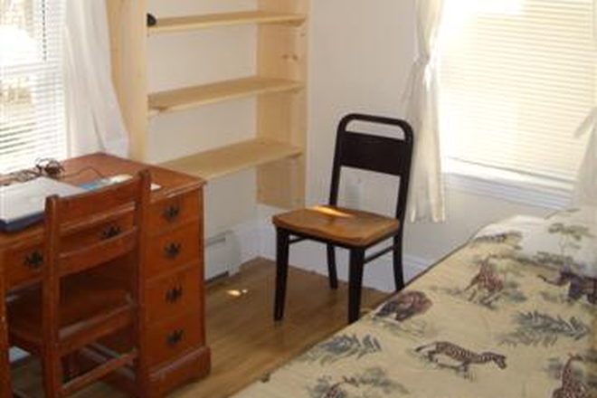 bedroom - 223-225 Charles St post-doc/MIT/Harvard/MGH student house