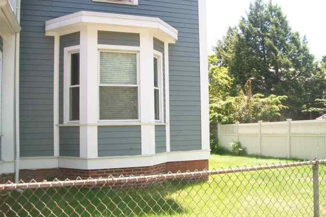 front - top floor, sunny, cozy wood floor, minuets to redline, central sq MIT Apartments