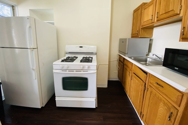 living - LOCATION!! BEAUTIFUL 1 BED WITH HEAT/HOT WATER INCLUDED, AVAIL 9/1/26!! Apartments