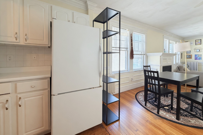 . - Renovated bright beautiful pet friendly apartment by the train